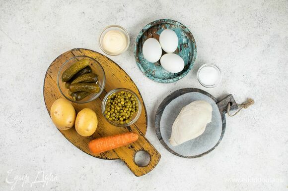 Подготовьте необходимые ингредиенты. Отварите куриную грудку, картофель, морковь и яйца.