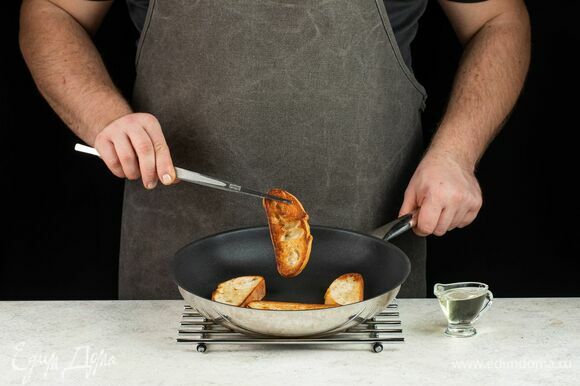 Чиабатту нарежьте кусочками толщиной 1 см. Сбрызните оливковым маслом и обжарьте на раскаленной сковороде-гриль.