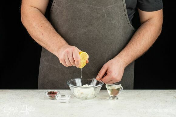 Рикотту выложите в мисочку, добавьте 1 ч. л. лимонного сока, 1 ч. л. оливкового масла, соль и перец по вкусу. Все перемешайте.