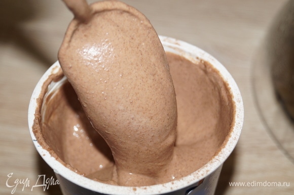 В банку со сметаной добавьте сахар, какао, перемешайте все ложкой до растворения сахара. Крем должен получиться блестящий, ароматный, однородный, со вкусом шоколада.