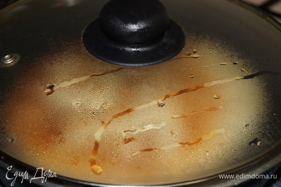 После того как перевернете лепешку первый раз, накройте сковородку крышкой, убавьте огонь.