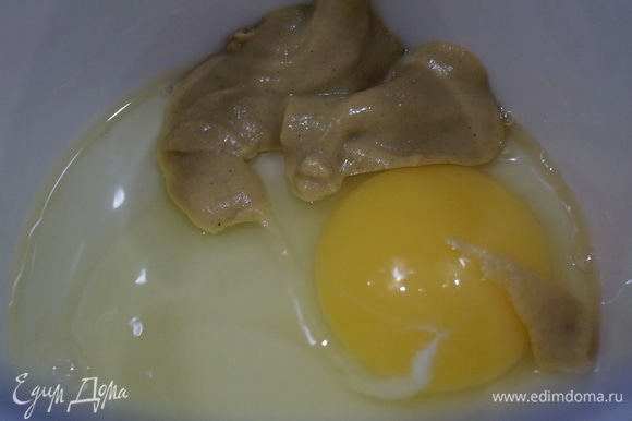 В банку разбейте яйцо, добавьте соль, сахар, горчицу, уксус, огуречный рассол, можно добавить черный молотый перец.