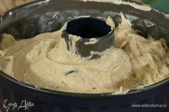 Круглую форму для кекса с выемкой посередине смазать оставшимся сливочным маслом и выложить тесто.