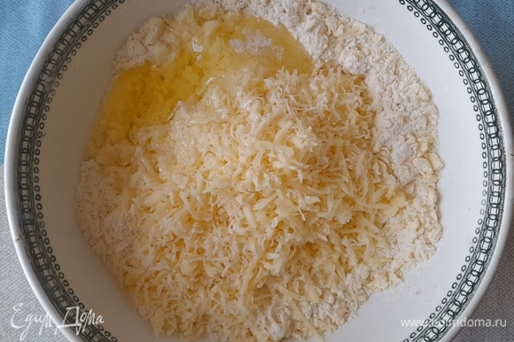 В масляно-мучную крошку добавить сыр, яичный белок, соль.
