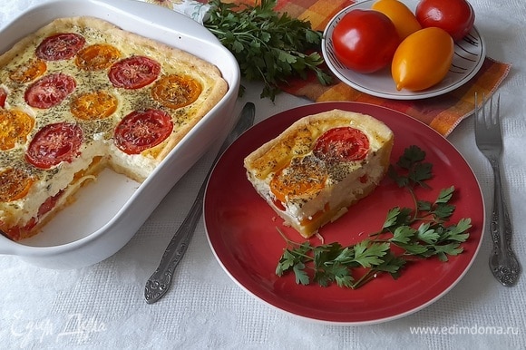 Разрезать сырный пирог с томатами на порции. Приятного аппетита!