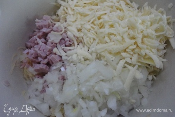 Добавить нарезанные мелкими кубиками лук и бекон, натертый на крупной терке сыр.