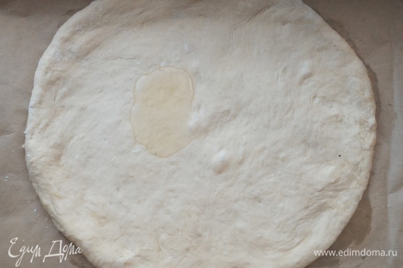 Бумагу для выпечки смазать растительным маслом (1 ч. л.). Тесто раскатать в круг или овал. Выложить на бумагу, смазать тесто оливковым маслом от консервов.