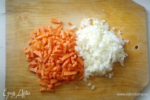 Пока варится нут, подготовить овощи. Для заправки лук и морковь очистить, вымыть, обсушить. Морковь нарезать кубиками, лук — мелко.