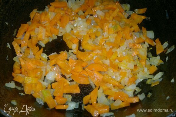 В сковороде разогреть растительное масло, выложить морковь и лук, обжарить до золотистого цвета.