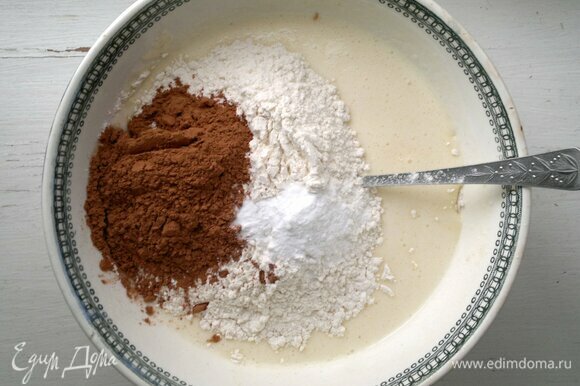 Порциями всыпьте просеянную муку, какао, соду и замесите тесто.