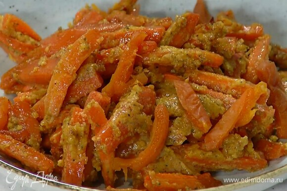Запеченную морковь смазать соусом, перемешать и переложить на блюдо, украсить нарезанной курагой и зеленым луком.