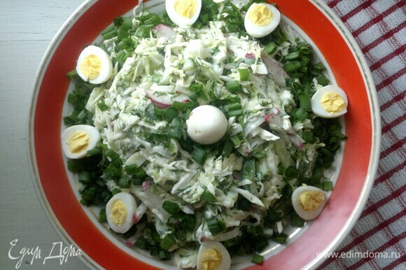 Перепелиные яйца очистить от скорлупы, выложить на салат. Посыпать блюдо оставшимся зеленым луком и сразу же подать к столу. Приятного аппетита!
