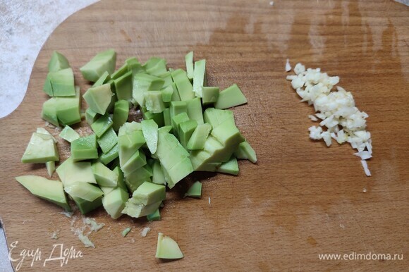 Авокадо нарезать кубиком, чеснок мелко порубить.