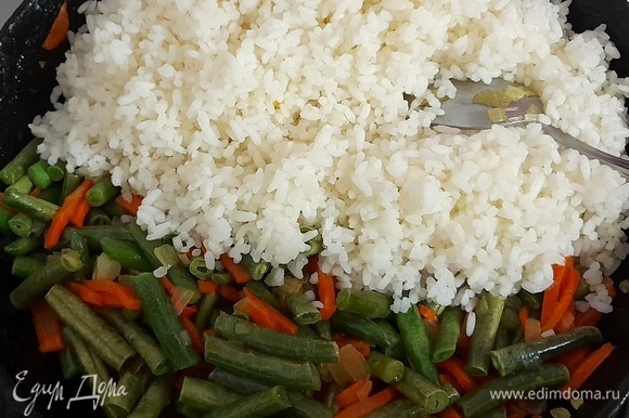 Выложить к овощам сваренный рис.