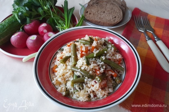 Разложить рис с овощами по порциям и подать к столу. Приятного аппетита!