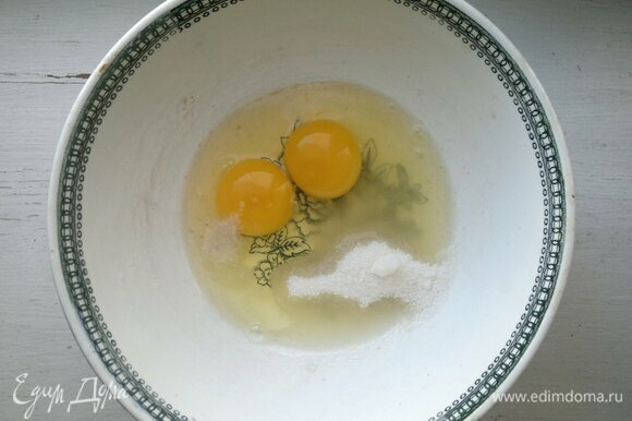 Яйца соединить с сахаром, солью и ванилином, взбить до однородности.