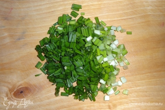 Зеленый лук вымыть, обсушить, мелко нарезать.
