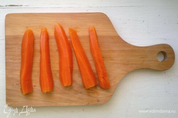 Вареную морковь остудить, очистить от кожуры. Нарезать длинными узкими полосками.