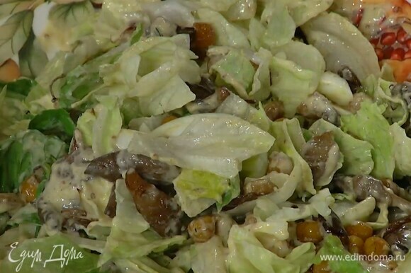 В глубокое блюдо выложить листья салата, грибы с нутом и яичные белки, полить все заправкой, перемешать и посыпать оставшимися каперсами.
