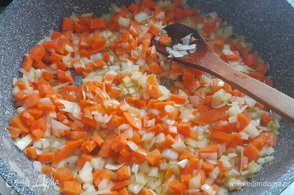 В сковороду, где жарилось мясо, добавить остальное масло, разогреть, выложить лук с морковью и обжарить до легкого румянца.