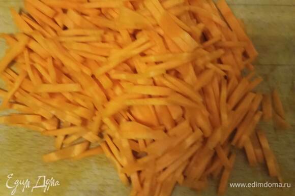 Морковь нарезать тонкой соломкой. Репчатый лук нарезать тоненькими полукольцами. Острый перец нарезать колечками.