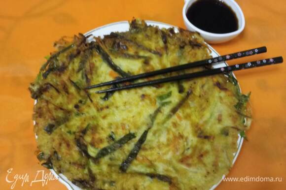 Корейский блин паджон готов. Подавать с соевым соусом и панчанами (корейскими закусками). Приятного аппетита!