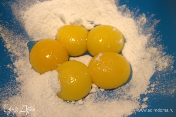 Желтки отделить от белков, всыпать к ним половину сахарной пудры — 40 г.