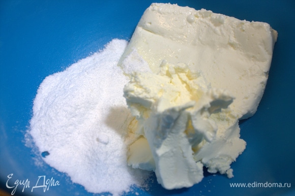 Для крема в творог добавить сахарную пудру, ваниль, сливочный сыр.