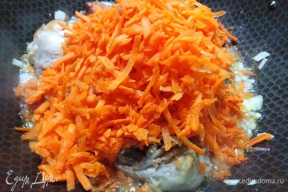 Затем добавить натертую морковь. Обжарить в течение 5 минут.
