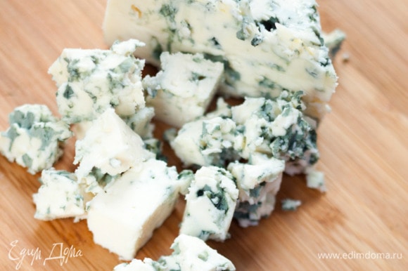 Голубой сыр нарезать маленькими кубиками.