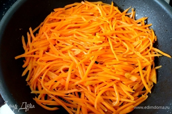Вынуть лук и обжарить морковь.