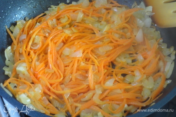 Лук и чеснок нарежьте как можно мельче, морковь натрите на терке. Обжарьте в 1 ст. л. растительного масла на сильном огне вначале лук, затем добавьте морковь и в самом конце чеснок. Жарить, помешивая, 5 минут.