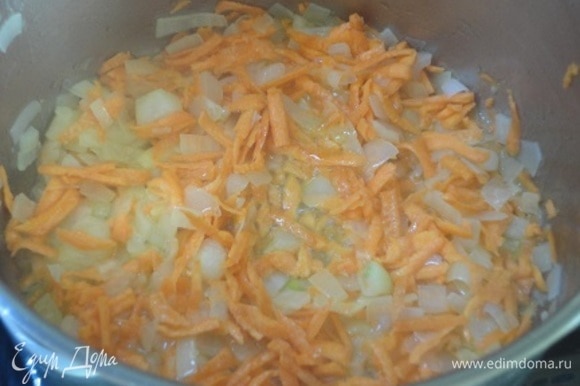 Лук, чеснок, сельдерей, морковь, картофель почистить и нарезать небольшими кусочками. Огурцы нарезать кусочками. В кастрюлю с толстым дном, в которой будем варить рассольник, налить масло, положить лук и обжарить его на сильном огне 5 минут. Добавляем морковь, сельдерей и обжариваем еще 5 минут, помешивая. Кладем огурцы и чеснок и обжариваем еще минуту.