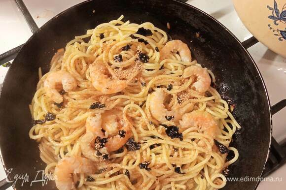 В сковороду выкладываем спагетти и креветки. Перемешиваем. Прогреваем в соусе пару минут.