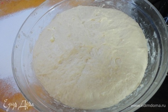 Яйца взбиваем с сахаром и ванильным сахаром. Добавляем к яйцам теплое молоко, перемешиваем. Вливаем жидкую часть к муке и слегка перемешиваем. Растапливаем сливочное масло и выливаем его в тесто, вымешиваем около 10 минут до полной гладкости. Тесто накрываем пищевой пленкой и оставляем в теплом месте на 1,5–2 часа до увеличения в три раза.