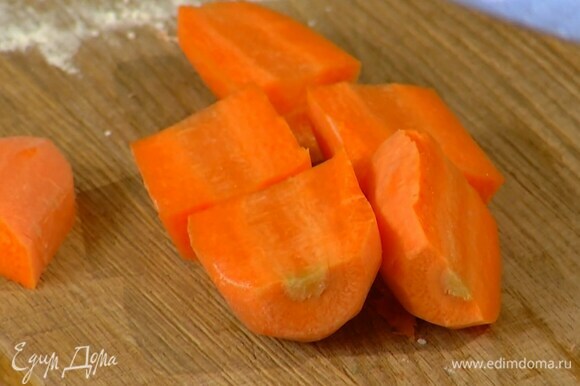 Оставшуюся морковь почистить и крупно порезать.