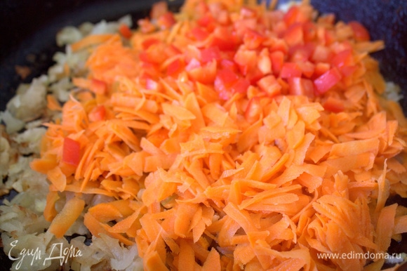 Добавить тертую морковь и нарезанный томат.