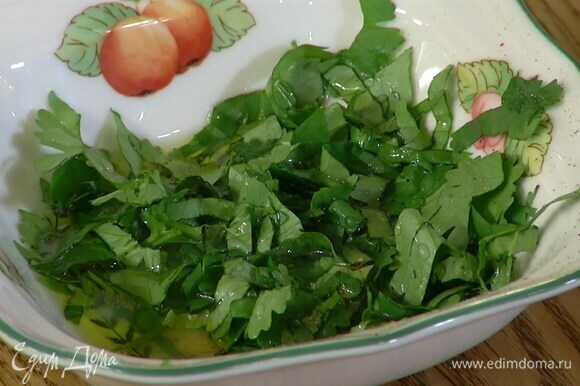 Приготовить соус: кинзу мелко порубить, выложить в миску, влить оливковое масло Extra Virgin, лимонный сок, посолить, поперчить и перемешать.
