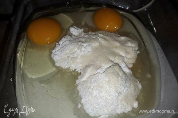 Взбейте яйца с сахарной пудрой.