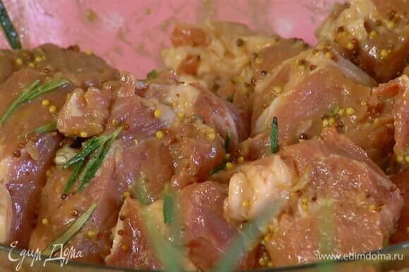 Мясо нарезать кубиками, выложить в глубокую миску, добавить маринад и перемешать.