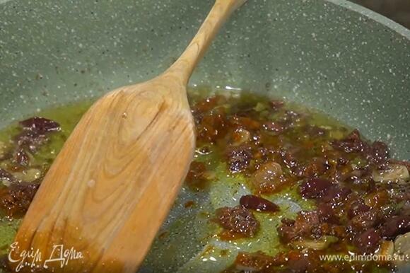 Разогреть в сковороде оливковое масло и обжарить анчоусы так, чтобы они практически растворились, затем добавить чеснок, каперсы, оливки и все обжарить.