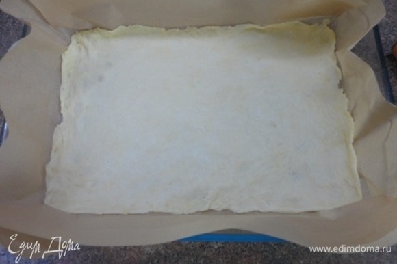 Включить духовку на 180°C. Тесто разделить на три части. Форму (у меня 15 х 25) застелить пекарской бумагой с бортиками.