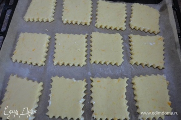 Соединить сухие и масляные ингредиенты и замесить тесто. Раскатать толщиной 1–1,5 см. Разрезать тесто на коржики или придать ему форму печенья.