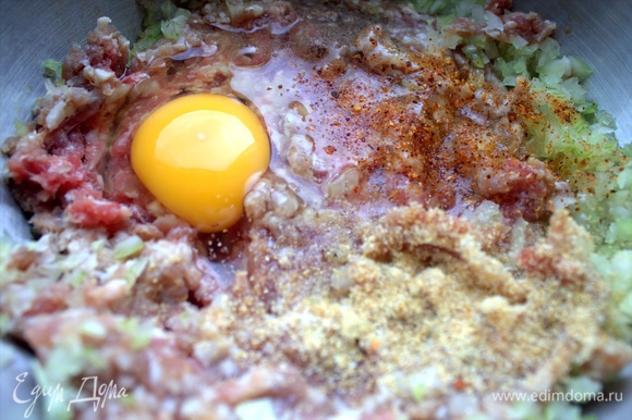 В фарш (смесь говядины со свининой) добавить яйцо, половину лука и специи.