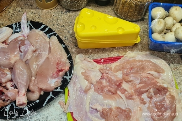 Берем курицу и аккуратно отделяем тушку от костей по типу чулка, помогая ножиком. Разрезать кожу, начиная со спинки.
