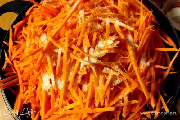 Морковь посолить (2–2,5 ст. л.), слегка помять. Дать постоять.