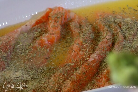 Рыбу в одной из емкостей посыпать сладкой паприкой, сушеным чесноком и прованскими травами.