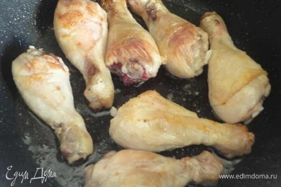 На этом же масле обжарить курицу до румяного цвета и выложить на тарелку.