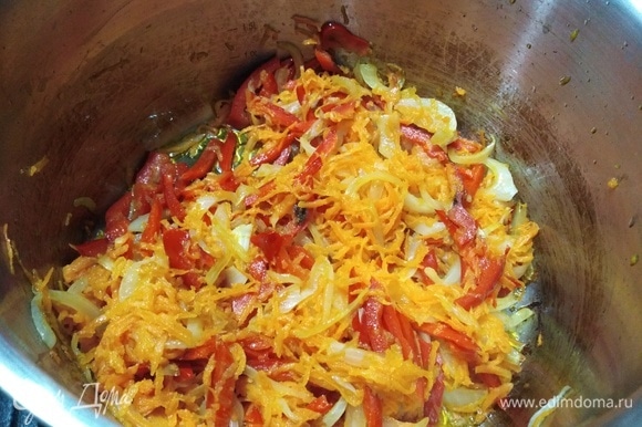 В кастрюле на растительном масле обжарить лук, морковь и болгарский перец.