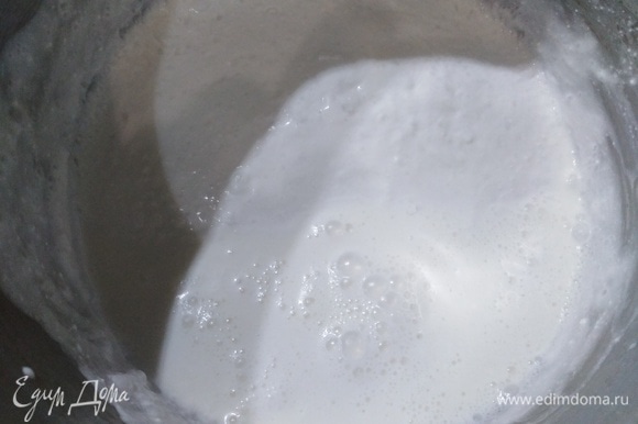 Кокосовое молоко соединить с обычным молоком и водой.